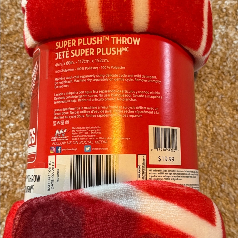 Red Wings Super Plush Throw Blanket - Picture 2 of 2